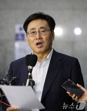 첫 출근 취재진 앞 포부 밝히는 유상임 장관 후보자