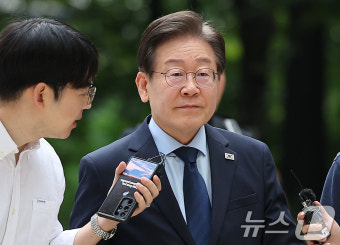 이재명 전 대표, 취재진 질문에 아무 답변 없이 법정으로