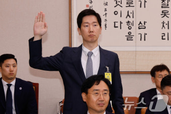 증인선서하는 김규현 변호사