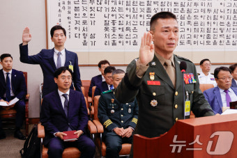 임성근 전 사단장과 증인 선서하는 김규현 변호사