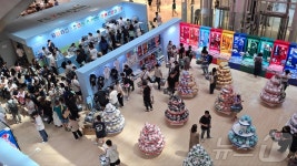 '새벽 오픈런' FC세븐일레븐 팝업…"유니폼 입고 한정판 쓸어 담아"
