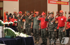 채 해병에게 경례하는 해병대전우회