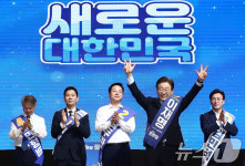 강원 당원들 향해 인사하는 이재명 후보