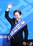 강원 당원들 향해 인사하는 이재명 후보