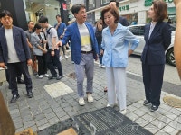 춘천 명동 겨울연가 동상 보는 나경원 후보와 김진태 지사