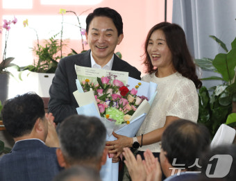 꽃다발 받는 원희룡