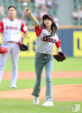 가수 규빈, 깜찍 시구