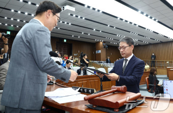 선서문 제출하는 노경필 대법관 후보자