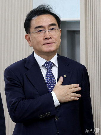 국민의례하는 태영호 민주평통 사무처장