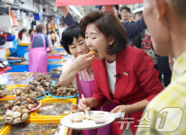 부산자갈치시장서 멍게 맛보는 나경원