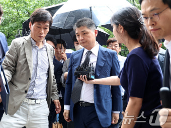 'SM 시세조종' 영장심사 출석하는 김범수