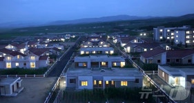 북한 함흥시 부민농장의 야간 모습…새 살림집 입사모임