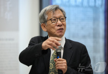 서예전 작품 설명하는 유홍준 교수