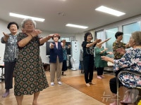 임영웅 노래 따라 춤추고 고스톱 치며 수다…경로당의 더위 나기