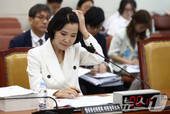 자료 살피는 이진숙 후보자