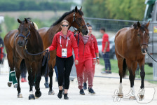 관중석서 웅장한 베르사유궁전이 한눈에…이색 승마장 [올림픽]