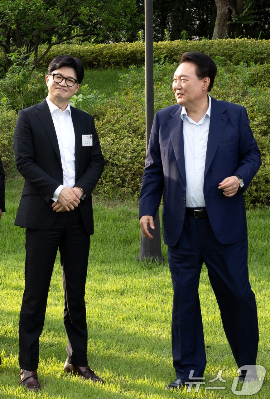 한동훈 대표의 논란, 정치권 관심 짙어져: 관련 뉴스들 분석과 평가 요구