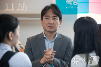 직접 고객 및 취재진 만난 류화현 위메프 대표