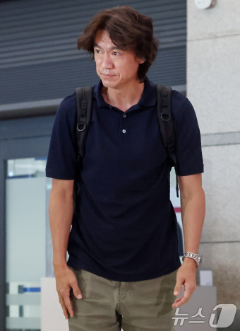 외국인 코치 선임 일정 마치고 돌아온 홍명보 감독