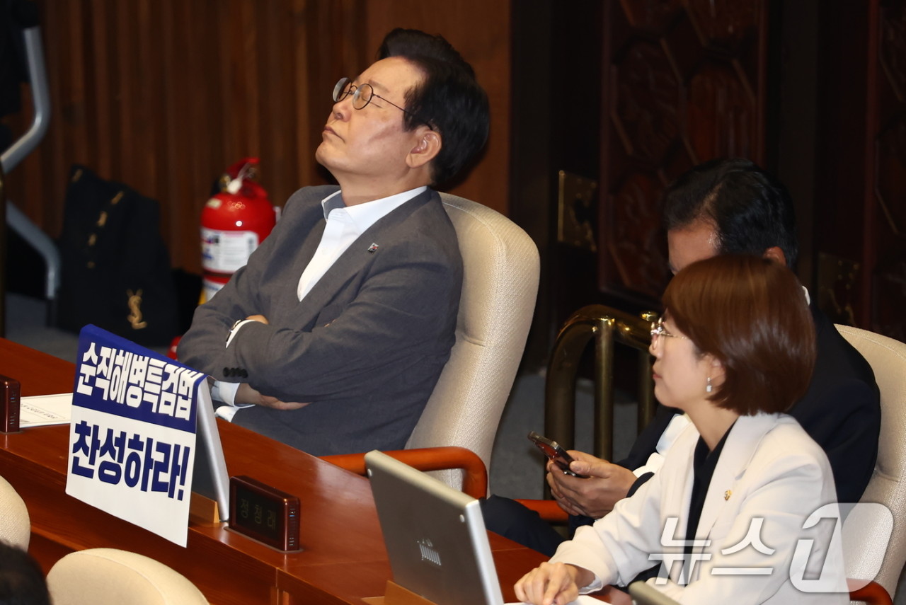 이재명 대표, 국회 본회의에서 다양한 의견 제시하는 모습