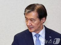 회의 참석하는 조국 대표