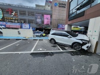 광주 대인시장 주차장 맞은편 건물로 SUV 돌진…급발진 주장