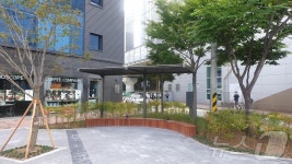 부산 연제구, 지하철 1호선 교대역 앞 ‘숨 쉴, 틈 정원’ 조성