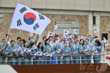 비내리는 센강 위 펄럭이는 태극기…한국, 48번째로 입장[올림픽]