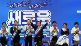 인사하는 이재명 민주당 당대표 후보