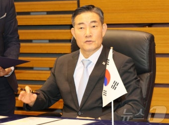 한미일 국방 회의서 합의문 서명하는 신원식 국방