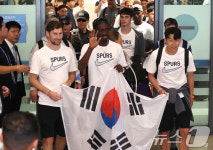 한국 입국하는 토트넘