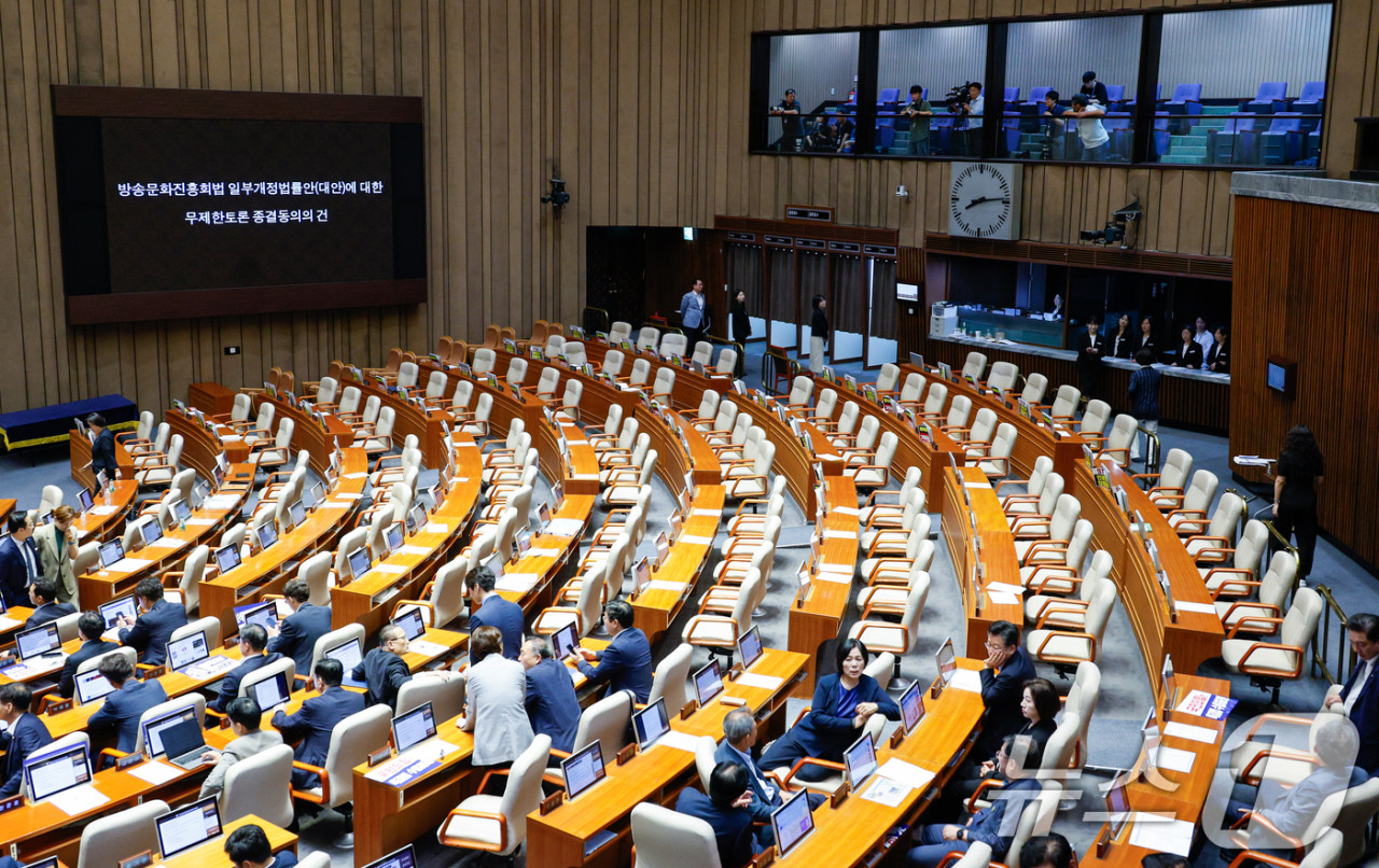 국회, 방송문화진흥회법 통과 및 3차 필리버스터 종결에 성공하여 국내 방송산업 발전 기대 (총 84자)