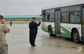 북한 김정은, 헬기 동원해 압록강 고립 주민 4200여명 구조