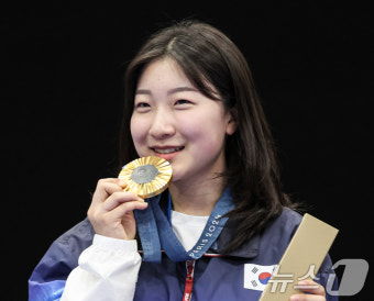 반효진 '대한민국 100번째 金 손에 들고'