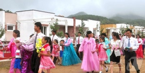 北 장연군 석장농장에 새 살림집 마련한 주민들 흥겨운 춤판