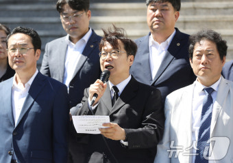 부산민주공원서 기자회견 갖는 이재성 신임 민주당 부산시당위원장