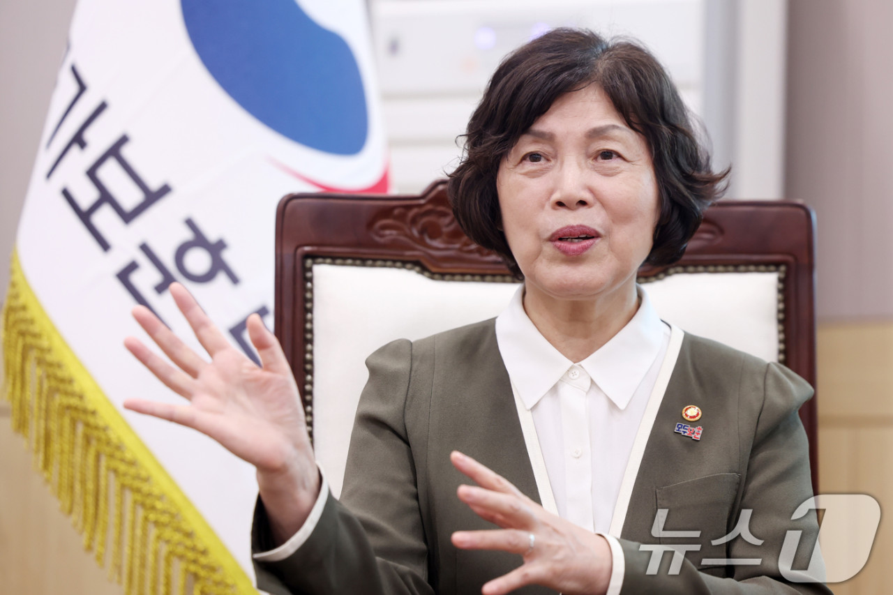 강정애 장관, 국가유공자 대상 배식 봉사활동 실시