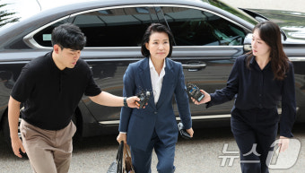 방통위로 첫 출근하는 이진숙 방통위원장