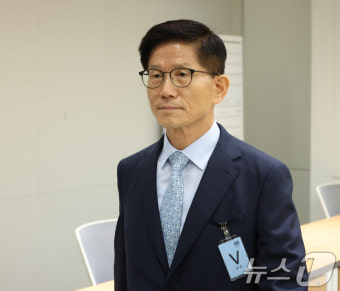 김문수 장관, 영원한 재야 장기표 원장에 국민훈장 추서