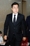 여야 회동 향하는 박찬대