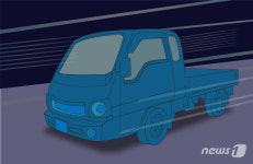 아침 출근길 서울 남산 일대 3차로서 1톤 트럭 옆으로 미끄러져