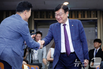 동료 의원들과 인사 나누는 정점식 정책위의장