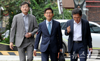 사무실로 출근하는 김문수 고용노동부 장관 후보자