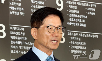 취재진 질문에 답하는 김문수 고용노동부 장관 후보