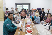 김두겸 시장, 8일째 폭염특보에 경로당 찾아 온열질환 관리 당부