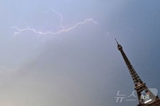 [포토]파리 올림픽 상징 에펠탑 벼락 치기