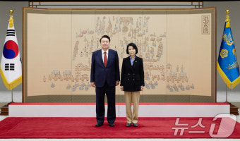 윤석열 대통령, 이진숙 방통위원장 임명장 수여