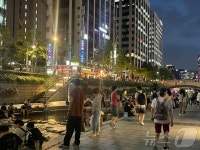 브라질보다 더워 50년 만의 열대야에 청계천 시민들 북적