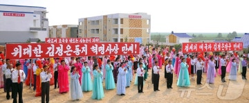북한 온천군 은덕농장에 새집들이 경사…축하공연 진행