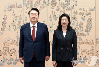 윤 대통령, 유혜미 저출생대응수석 임명장 수여